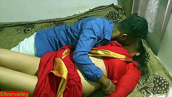 Indian super-hot Mummy Aunty Merry Christmas day orgy with dish fellow ! Indian Xmas orgy with crimson saree