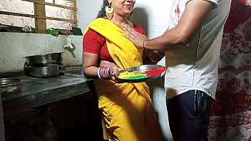 होली पर सेक्सी भाभी को रंग लगाकर किचन स्टैंड पर दर्दनाक चोदा Hard-core Bhabhi Smash साफ हिंदी आवाज में