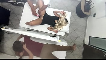 Softcore Rubdown on the Bod of the Splendid Wifey next to her Spouse in the Couples Rubdown Salon It was Recorded How the Wifey is Manipulated by the Medic and Then Humped next to her Spouse NTR